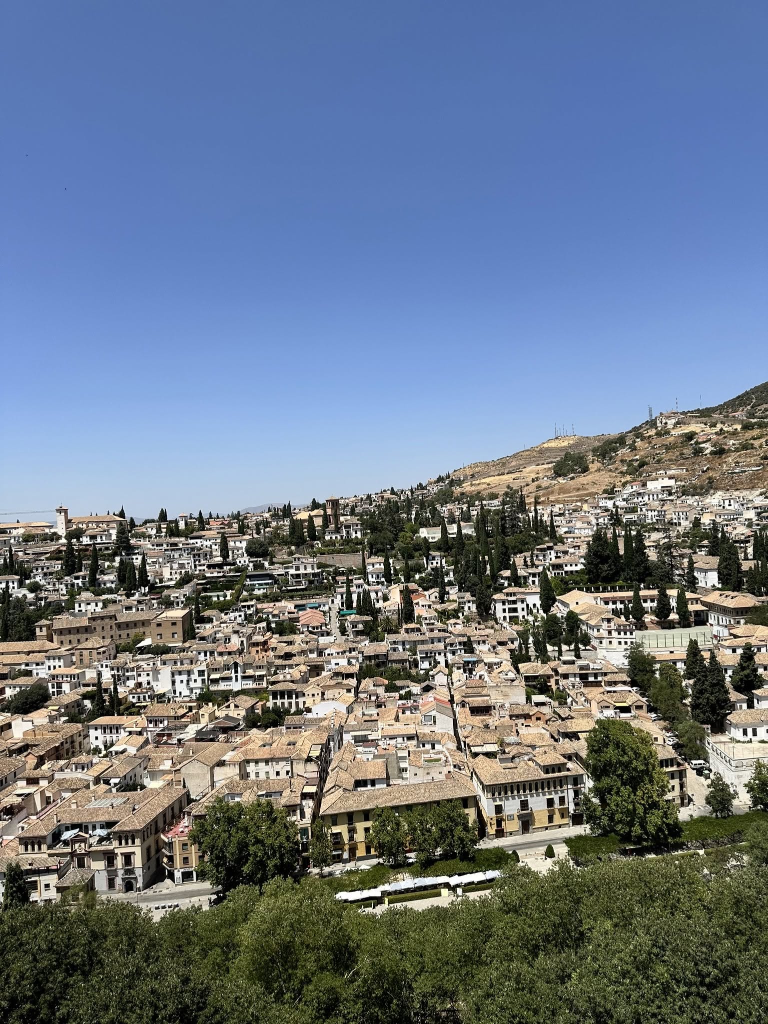 วิวเห็นเมืองกรานาดาแบบนี้ ดูได้จากตรง Alcazaba ป้อมปราการภายในพระราชวังอาลัมบราได้เลยยย สวยงาม หลบร้อนได้ดี มีลมพัดตลอด