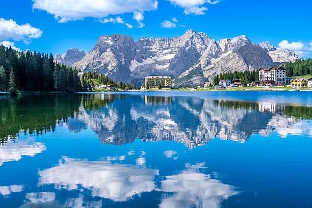 ไม่ได้มีแค่เขาหินปูนนะคร้าบบ ตรงนี้คือจุดพักผ่อนสุดฮิต “Lago di Misurina” บริเวณโรงแรม Grand hotel mirurina
