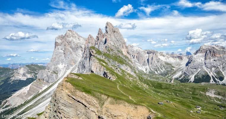 “Seceda” หนึ่งในจุดชมวิวยอดนิยมของเทือกเขาแห่งนี้ (แต่ต้องเดินขึ้นเขาไปอีกประมาณ 1.3 กิโล เลยนะคร้าบ 😅)