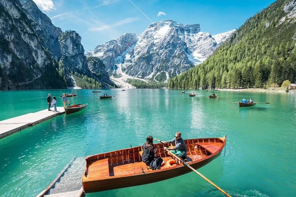 Lago Di Braies อีกหนึ่งทะเลสาบ สถานที่ที่นักท่องเที่ยวนิยมไปมากที่สุดในเทือกเขาแห่งนี้ (ทั้งหน้าร้อนและหน้าหนาว)