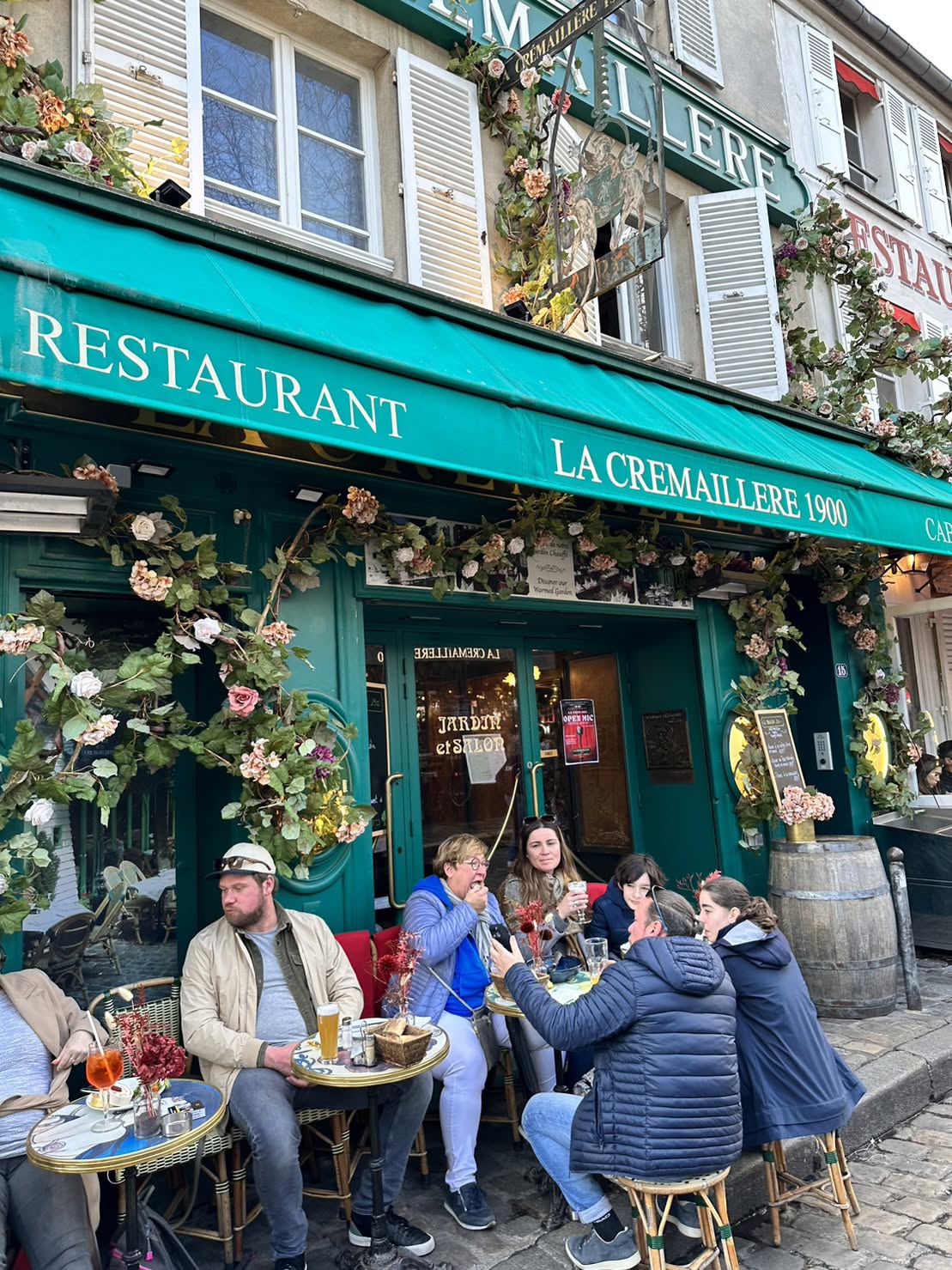 [2] ระหว่างทางใน Montmartre มีร้านคาเฟ่เยอะมาก ๆ